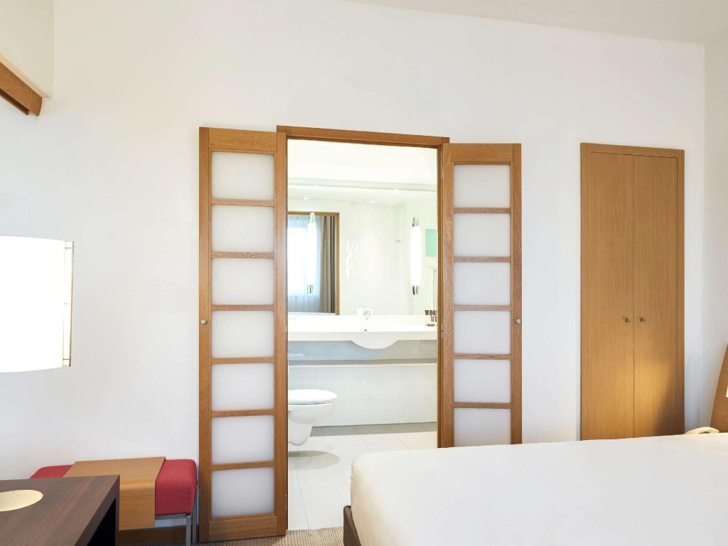 Фото Novotel London West