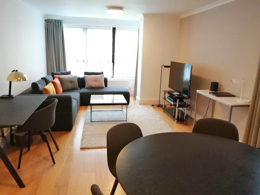 Фото Monarch House Serviced Apartments