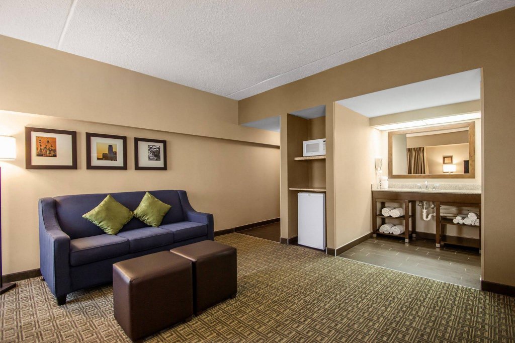 Фото Comfort Suites at Woodbridge