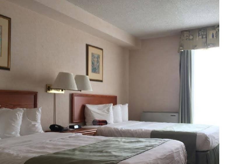 Фото Four Points by Sheraton Toronto Airport East