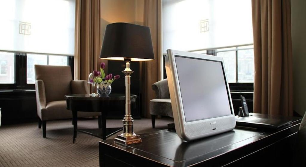 Фото The College Hotel