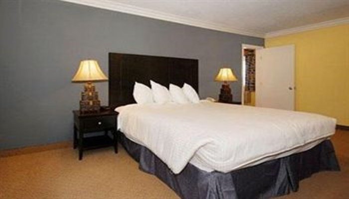 Фото Solaire Inn & Suites