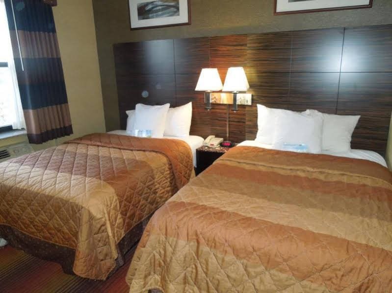 Фото Days Inn by Wyndham Brooklyn