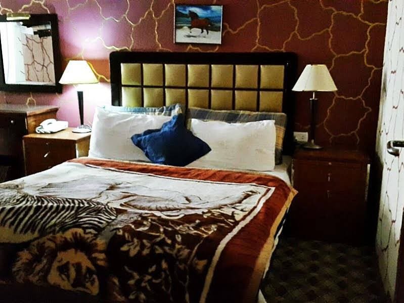 Фото New MerryLand Hotel