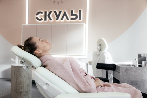 Қисық мылжың юбкасының астындағыны көрсетеді.