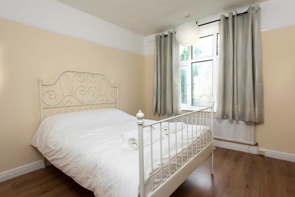 Фото Beautiful 4bd Home in Heart of Fallowfield!