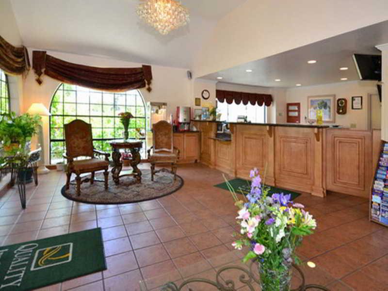 Фото Days Inn by Wyndham Gilroy