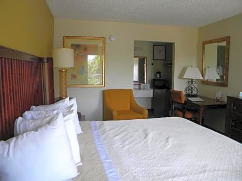 Фото Days Inn by Wyndham Daytona Beach Speedway