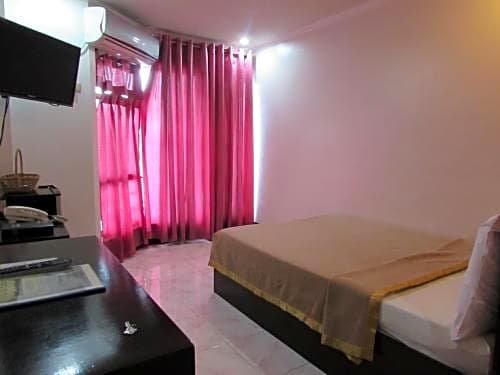 Фото Oyster Plaza Hotel