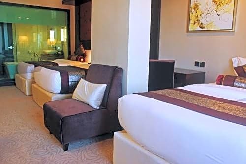 Фото Royale Signature Hotel