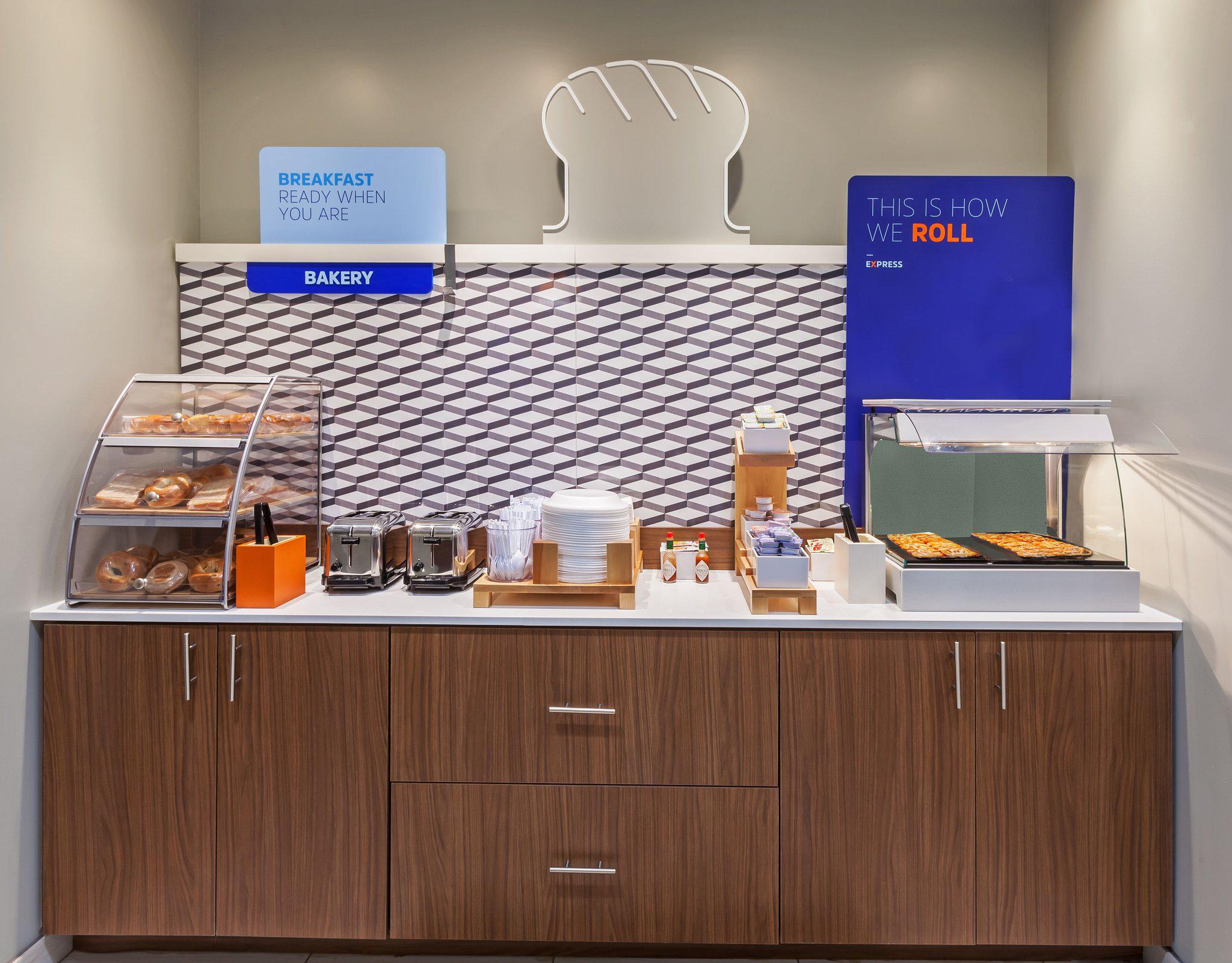 Фото Holiday Inn Express & Suites Tulsa South - Woodland Hills, an Ihg Hotel