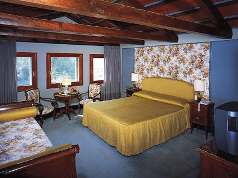 Фото Santa Chiara Hotel