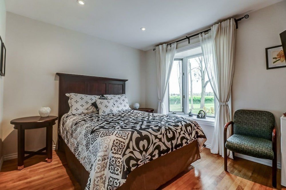 Фото Vineyard Villa Bed & Breakfast