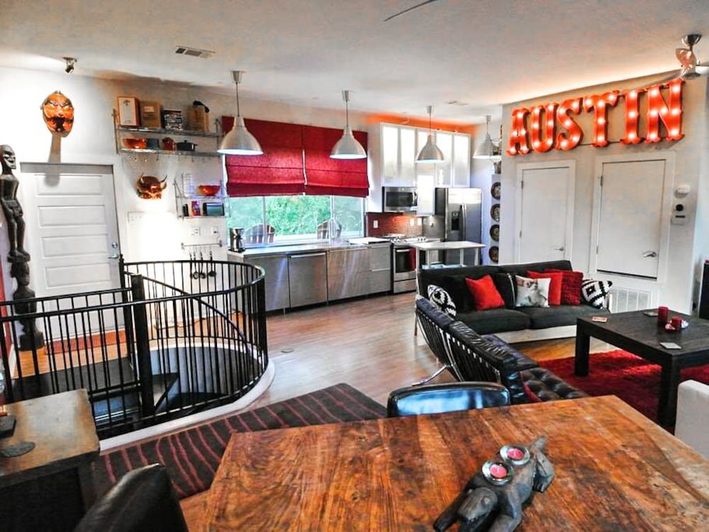 Фото 3br 2ba Rooftop Deck East Downtown by RedAwning