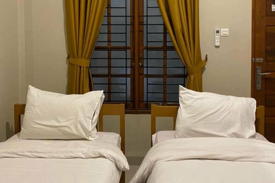 Hotel RedDoorz @ Joyce Guest House Medan, Medan, photo