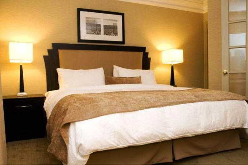 Фото Hampton Inn & Suites by Hilton Toronto Downtown