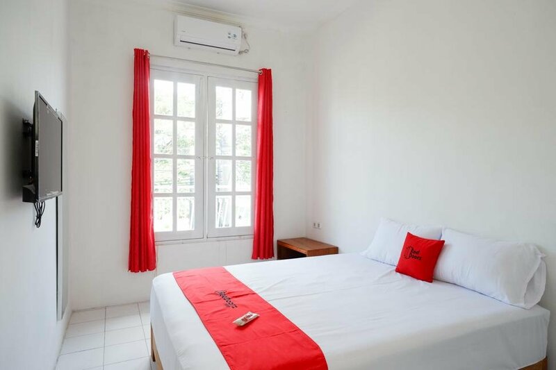 Гостиница RedDoorz Plus near Ums Solo