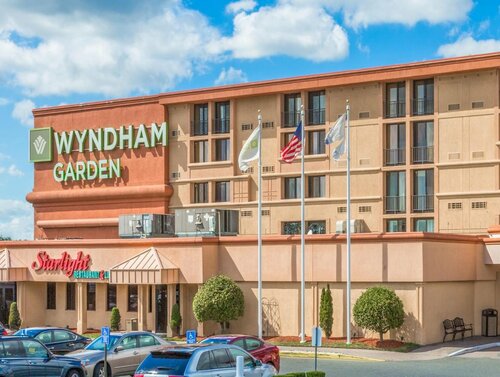 Гостиница Wyndham Garden Hotel Newark Airport в Ньюарке