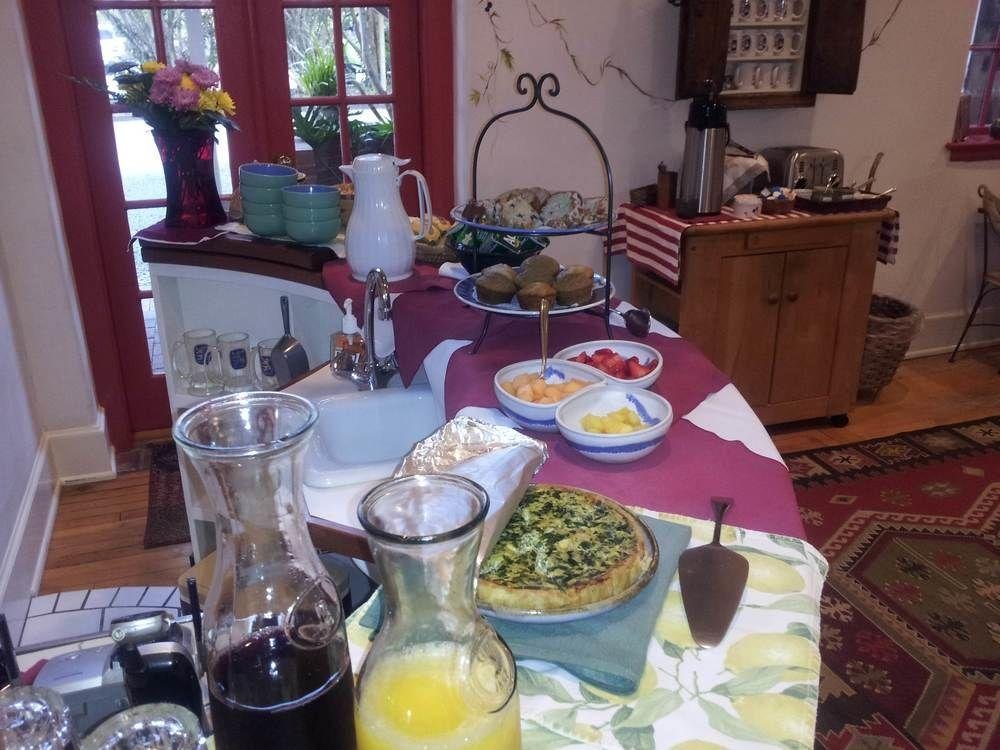 Фото Front Street Inn