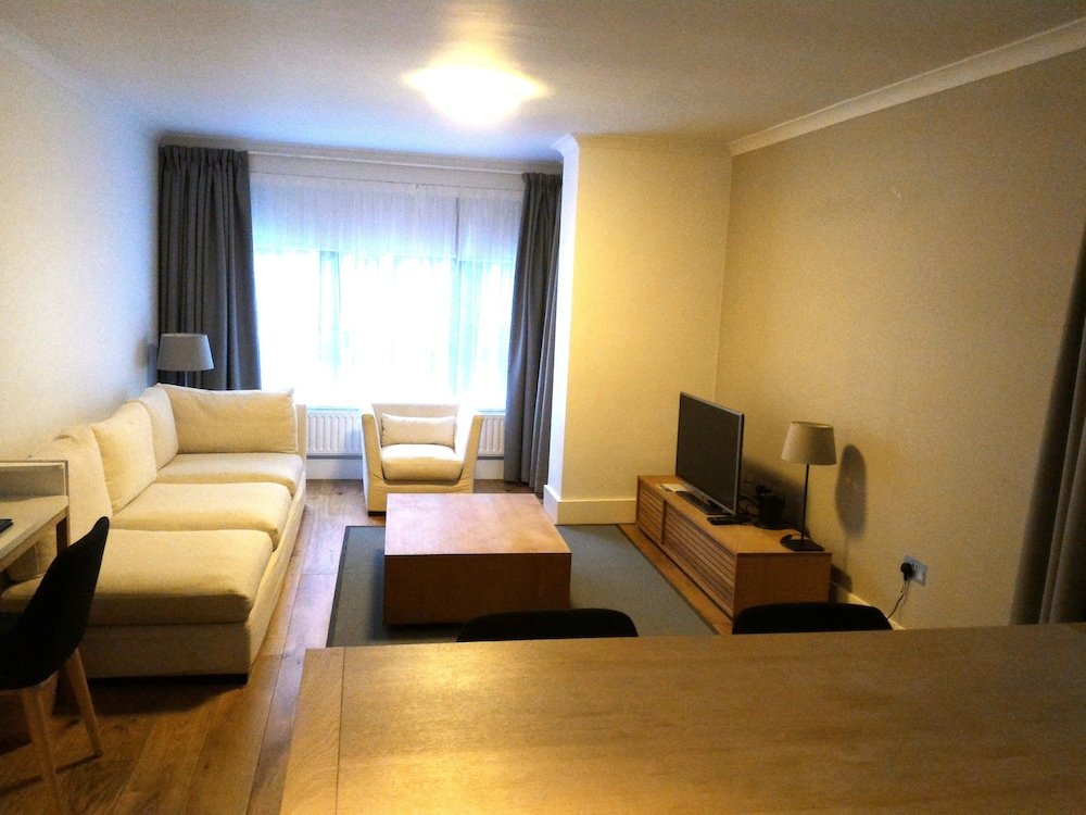 Фото Monarch House Serviced Apartments