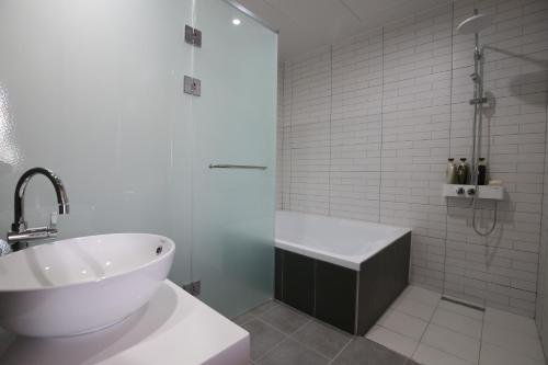 Фото Sintanjin Hotel Box Daejeon