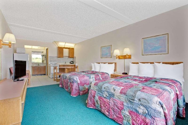 Фото Days Inn by Wyndham Clearwater/Gulf to Bay