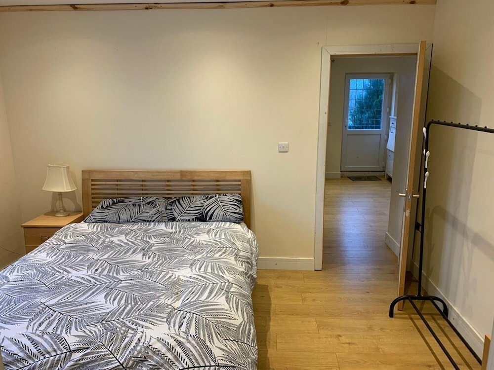 Hotel 1-bed Unit 10 Minute Drive From Hellfire Caves, England, photo