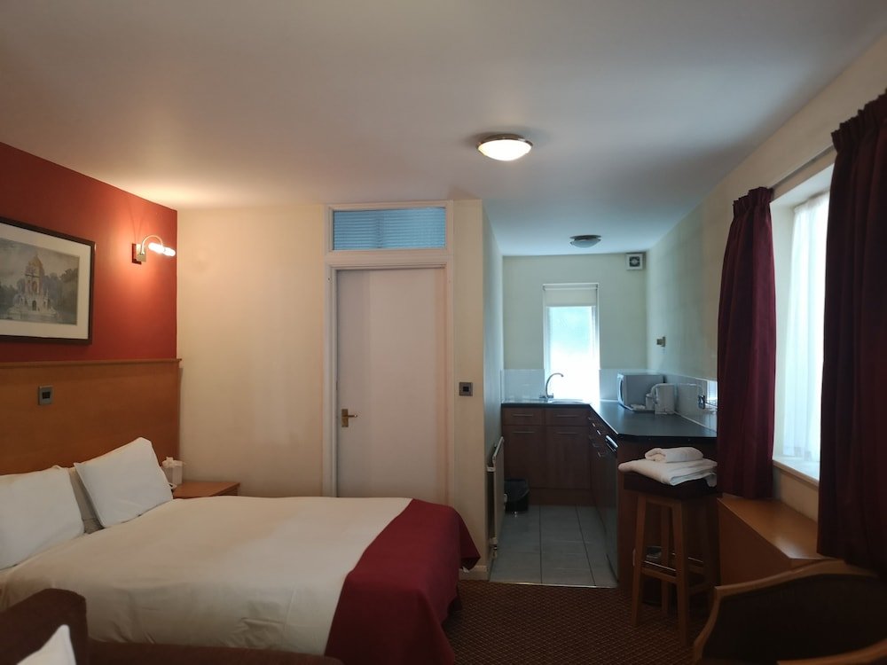 Фото Tudor Lodge Hotel