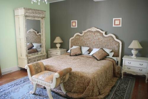 Гостиница L'Entrée Chambres et Table d'Hôtes в Вильневе-сюре-Ло