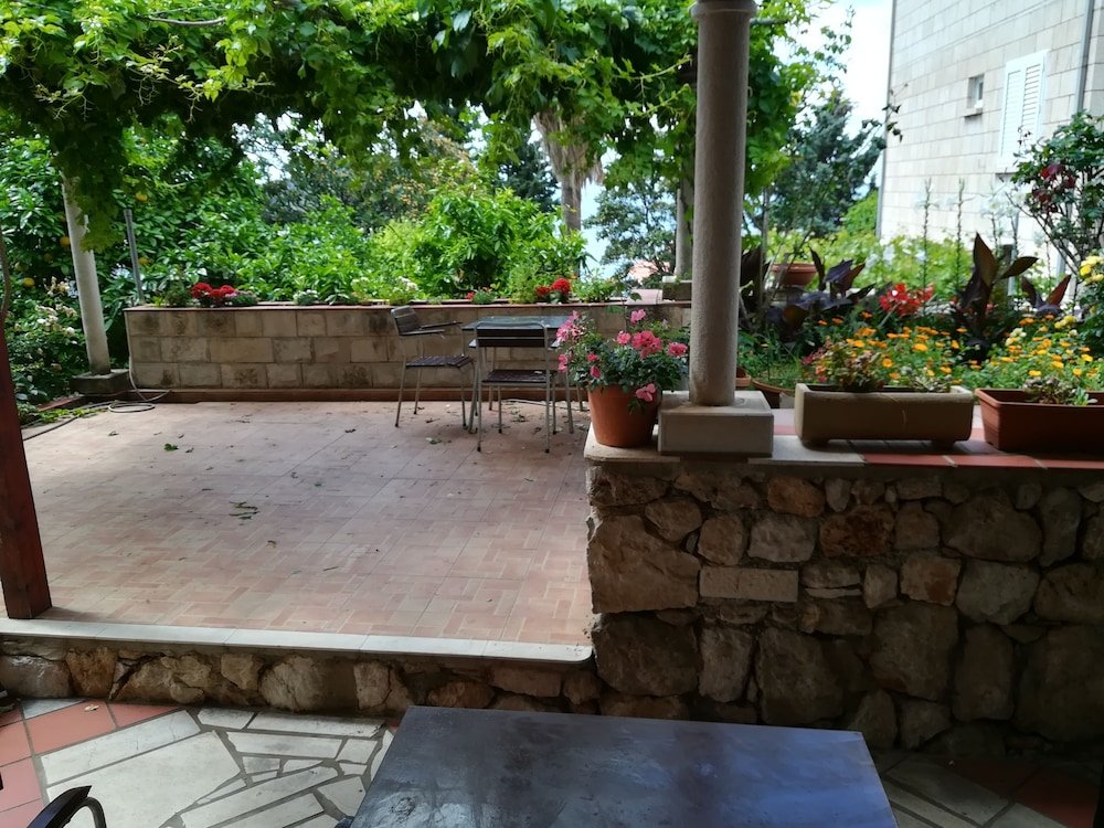 Фото S And L Apartments