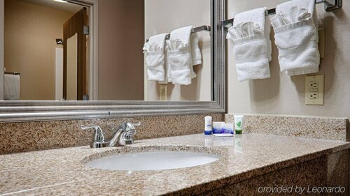 Гостиница Quality Inn & Suites Lawrence - University Area