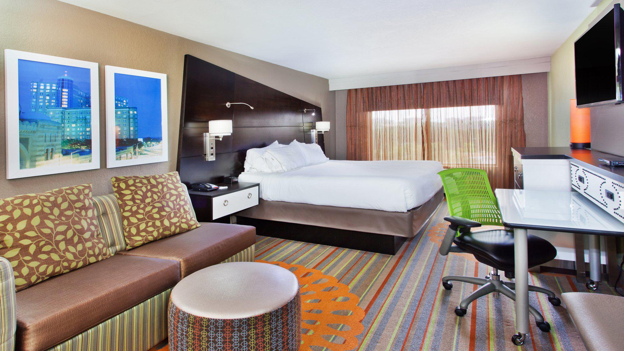 Фото Holiday Inn Express Atlanta Galleria - Ballpark Area, an Ihg Hotel