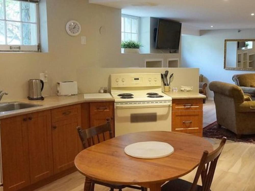 Фото Dashwood Manor Seaside Bed & Breakfast