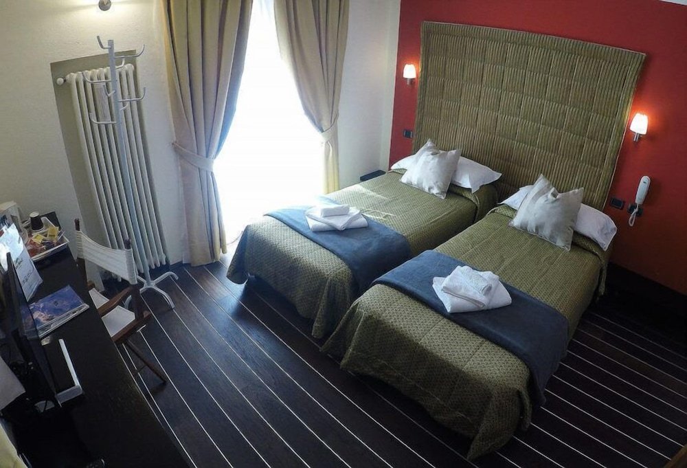 Фото отеля 2