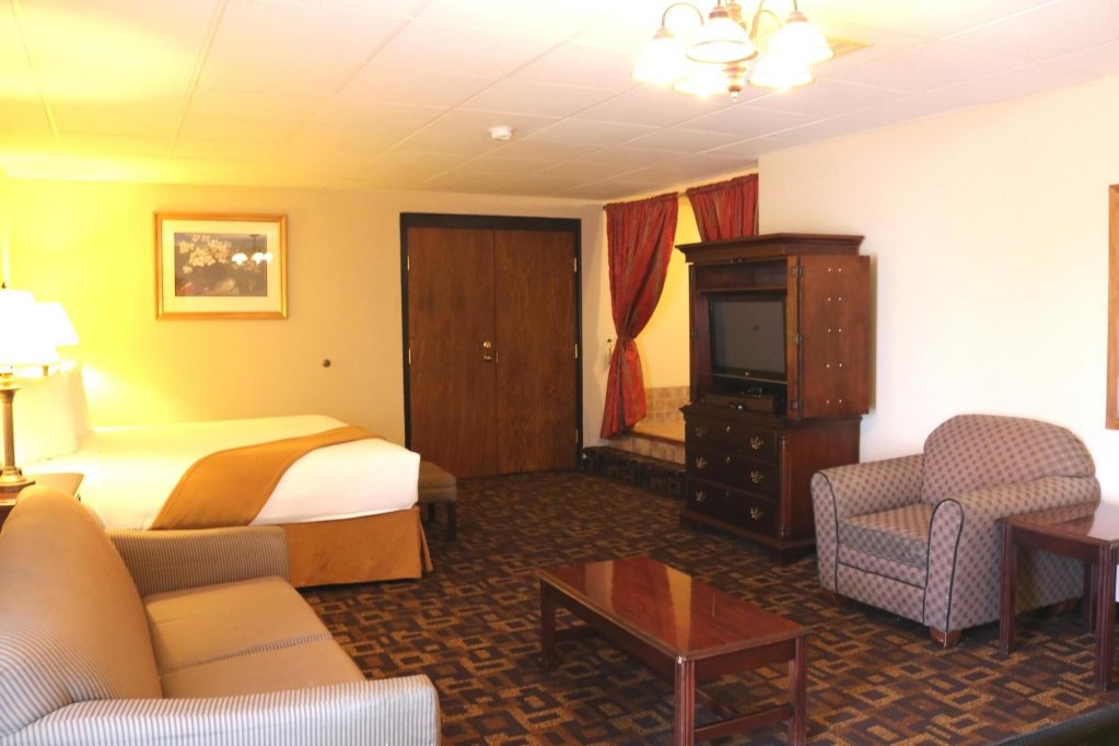 Фото Holiday Manor McPherson