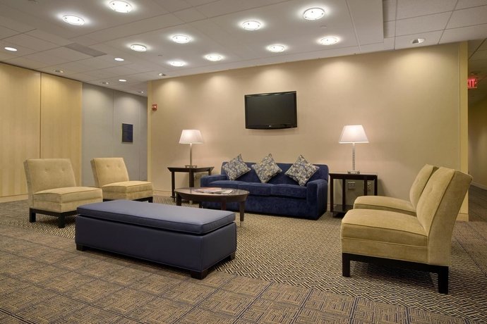 Фото Hilton East Brunswick Hotel & Executive Meeting Center