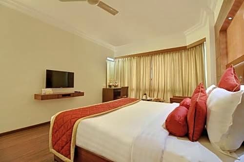 Фото The Monarch