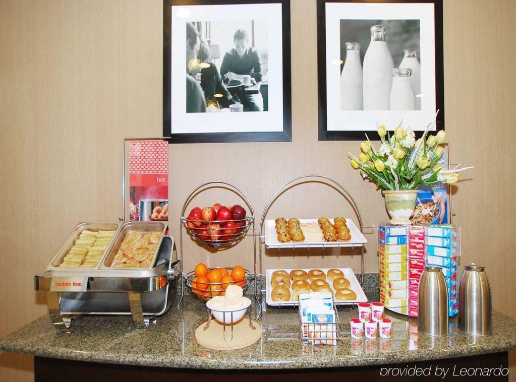 Фото Hampton Inn & Suites Childress