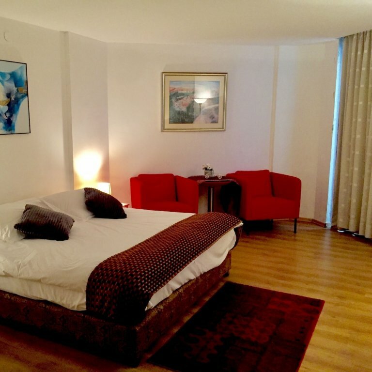 Гостиница Raphael Apartments, Герцлия, фото