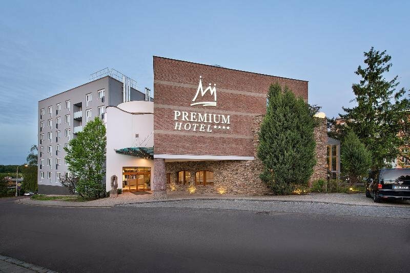 Гостиница Premium Wellness & x26; Wine Hotel в Зноймо