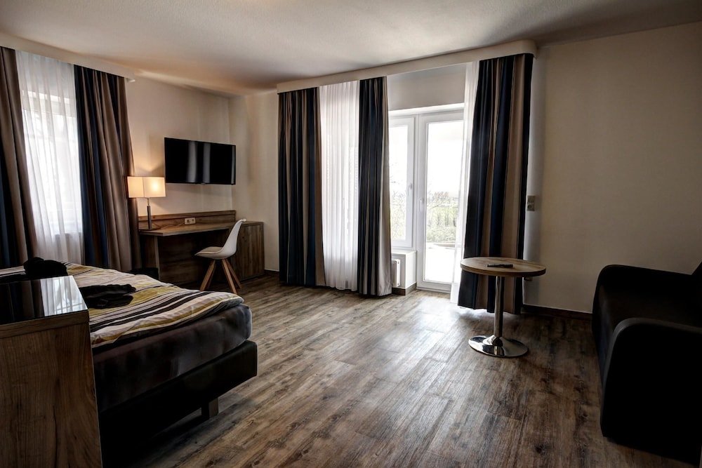 Фото Hotel Zum Halbmond