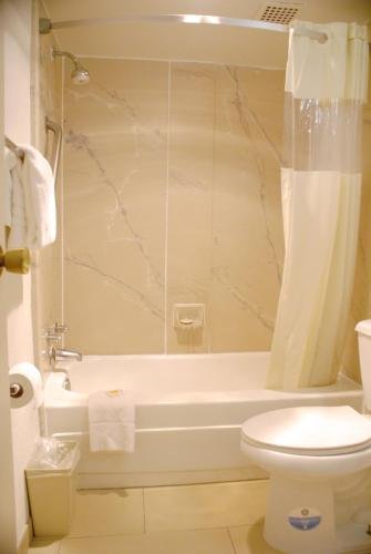 Фото Days Inn by Wyndham Arlington Pentagon