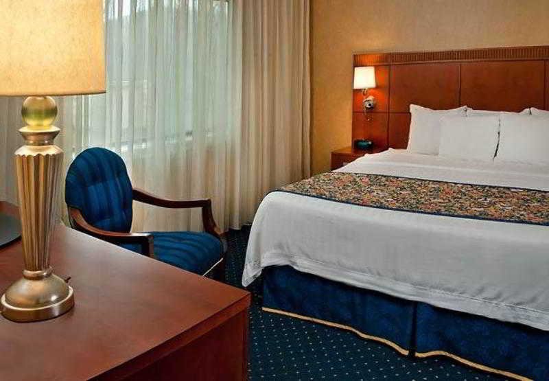 Фото Courtyard Charlotte Arrowood