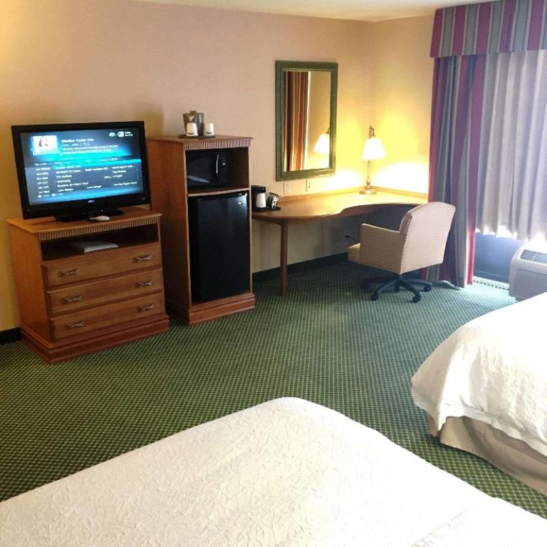 Фото Hampton Inn Hays-North of i 70