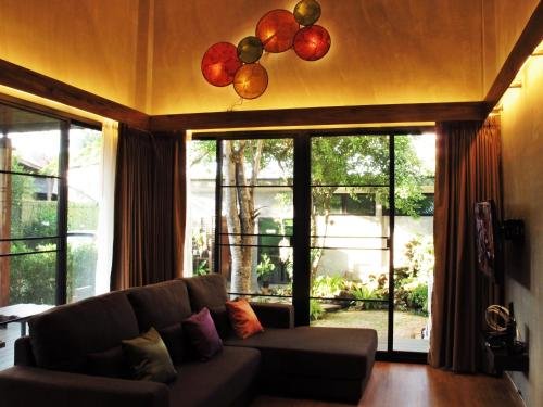 Фото The White Elephant Home