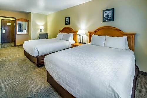 Гостиница Clarion Hotel & Suites Fairbanks near Ft. Wainwright в Фэрбанксе