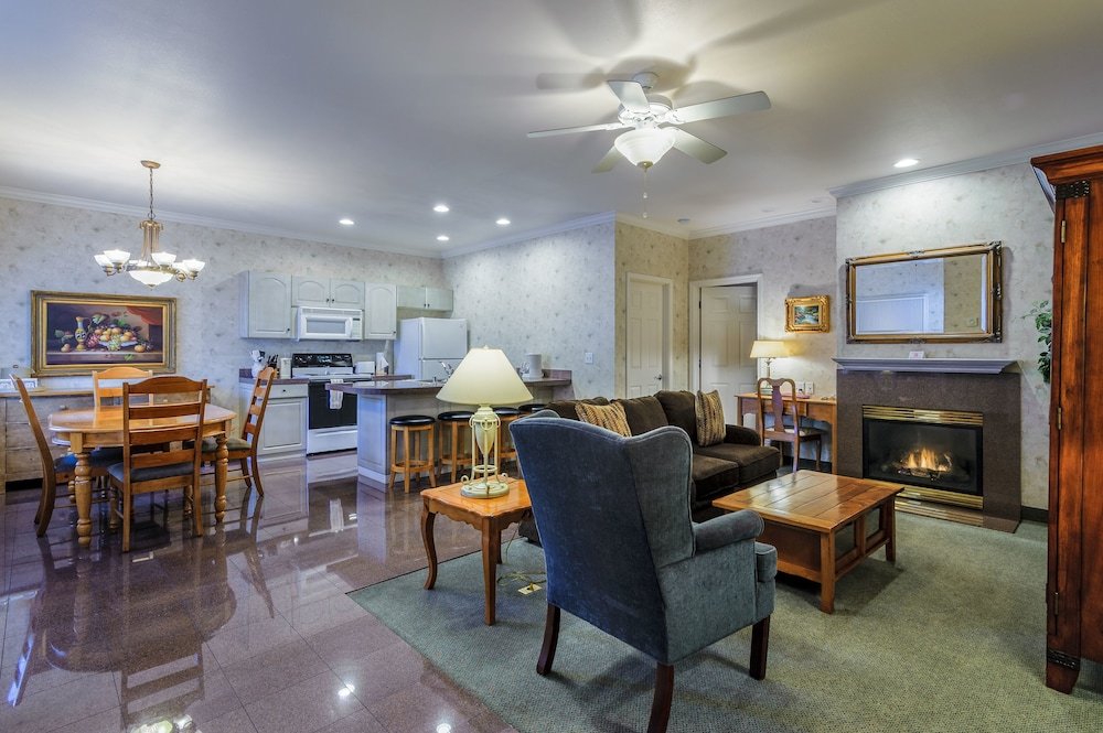 Фото Grass Valley Courtyard Suites