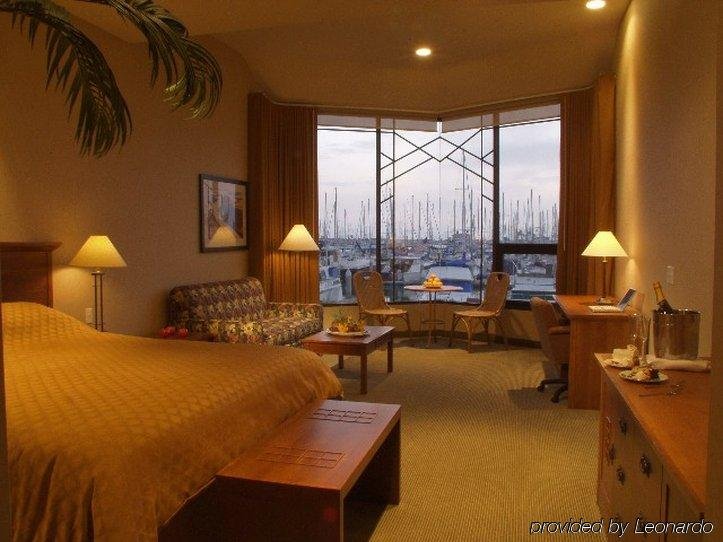 Фото Holiday Inn Express Hotel & Suites Ventura, an Ihg Hotel