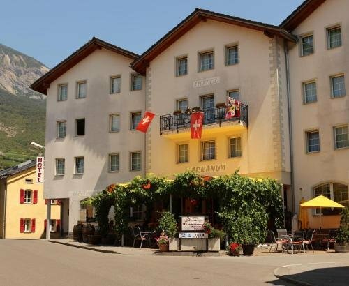 Внешний вид отеля Hotel Arkanum в Сальгеше, фото 1