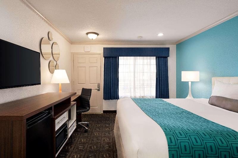 Фото Howard Johnson by Wyndham San Diego State University Area